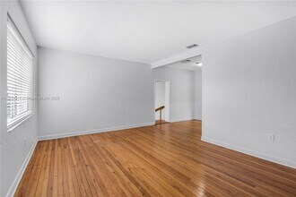 6257 SW 14th St in West Miami, FL - Foto de edificio - Building Photo
