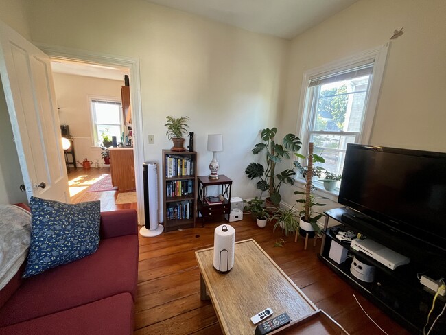 63 Furnace St, Unit 2 in Providence, RI - Foto de edificio - Building Photo