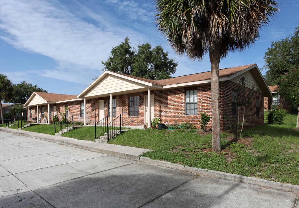 Sun Village Apartments in Groveland, FL - Building Photo