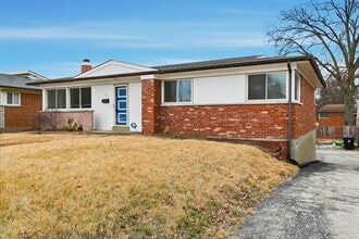 1152 Burch Ln in University City, MO - Foto de edificio - Building Photo