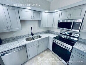 5205 Cedarbend Dr in Ft. Myers, FL - Building Photo - Building Photo