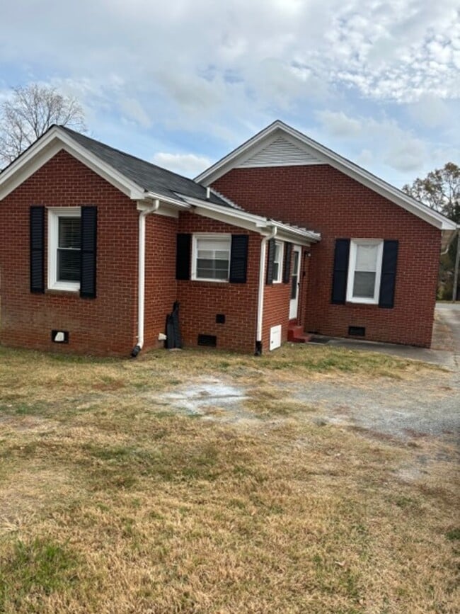 110 Dogwood Dr in Burlington, NC - Building Photo - Building Photo