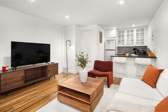 49 W 16th St in New York, NY - Building Photo - Building Photo