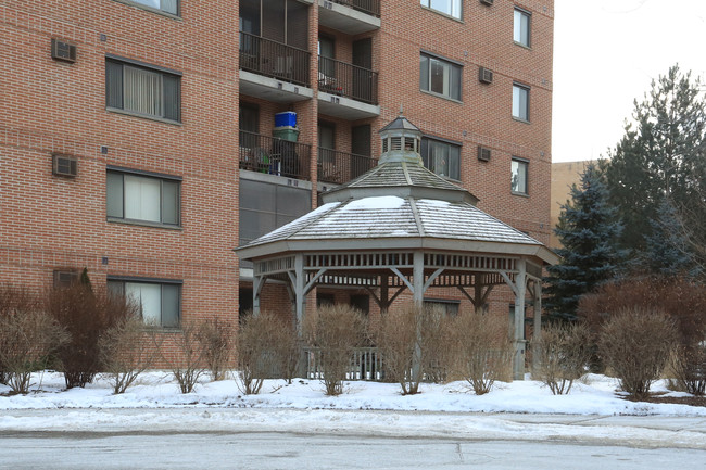 Heritage Place Apartments in Kitchener, ON - Building Photo - Building Photo