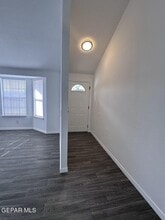 5884 Doniphan Dr in El Paso, TX - Building Photo - Building Photo