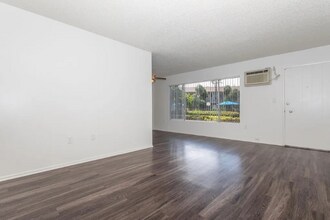 400 S Sunkist St in Anaheim, CA - Foto de edificio - Building Photo