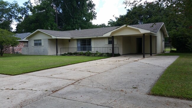 9469 Macedonia Ave in Baton Rouge, LA - Foto de edificio - Building Photo