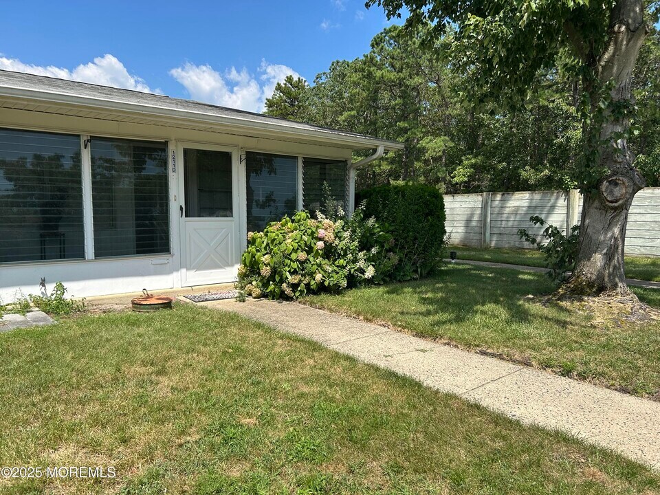 1211D Shetland Dr in Lakewood, NJ - Building Photo