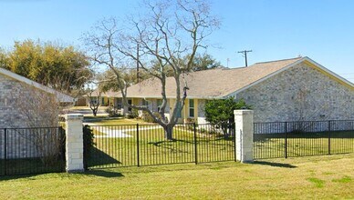 1201 N Live Oak St in Rockport, TX - Building Photo - Building Photo