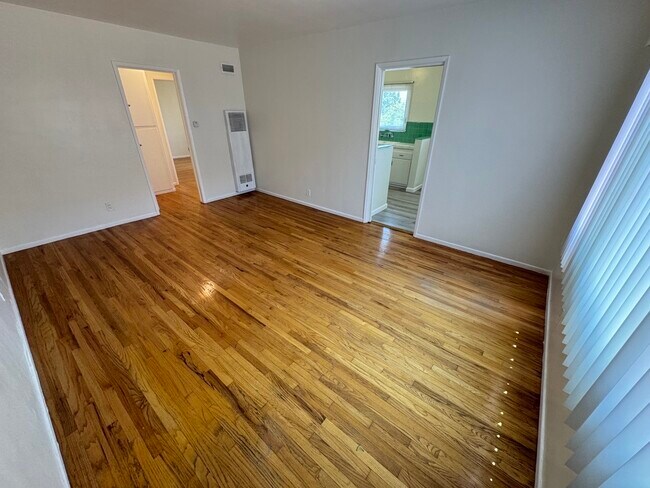1742 S Robertson Blvd, Unit 8 in Los Angeles, CA - Foto de edificio - Building Photo