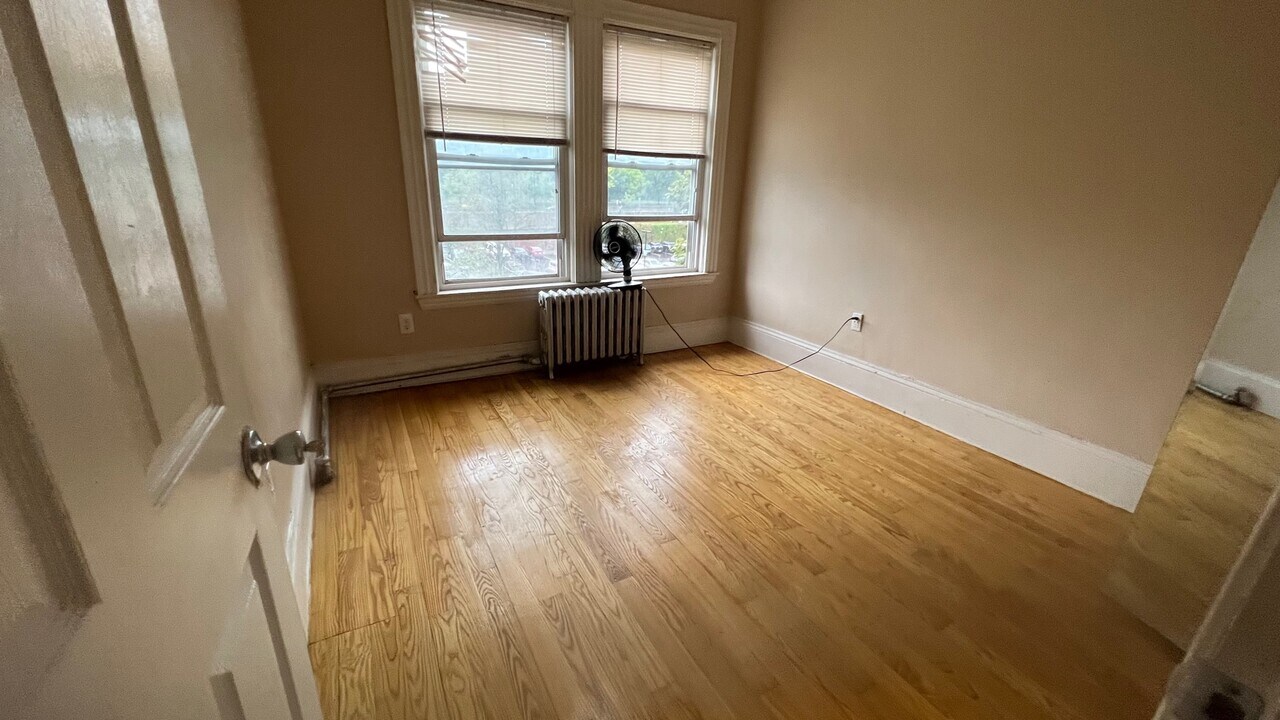 68 Hyde Park Ave, Unit 3-1R in Boston, MA - Building Photo