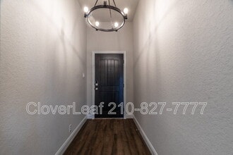 5530 Pin Pt in San Antonio, TX - Building Photo - Building Photo