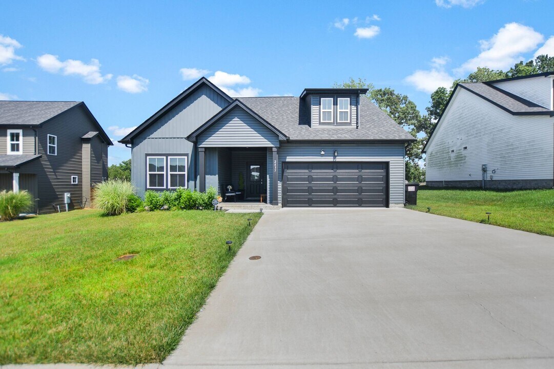 2437 Bucklin Dr in Clarksville, TN - Building Photo