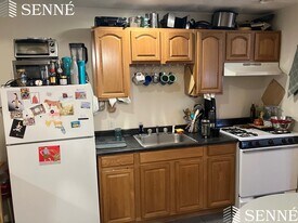 302 Highland Ave, Unit 1 in Somerville, MA - Building Photo