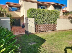 8396 Sunbeam Cir in Huntington Beach, CA - Building Photo
