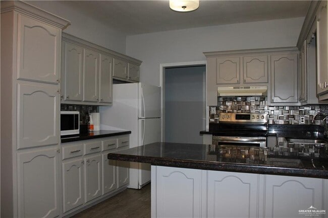8 Pecan Ave in McAllen, TX - Building Photo - Building Photo