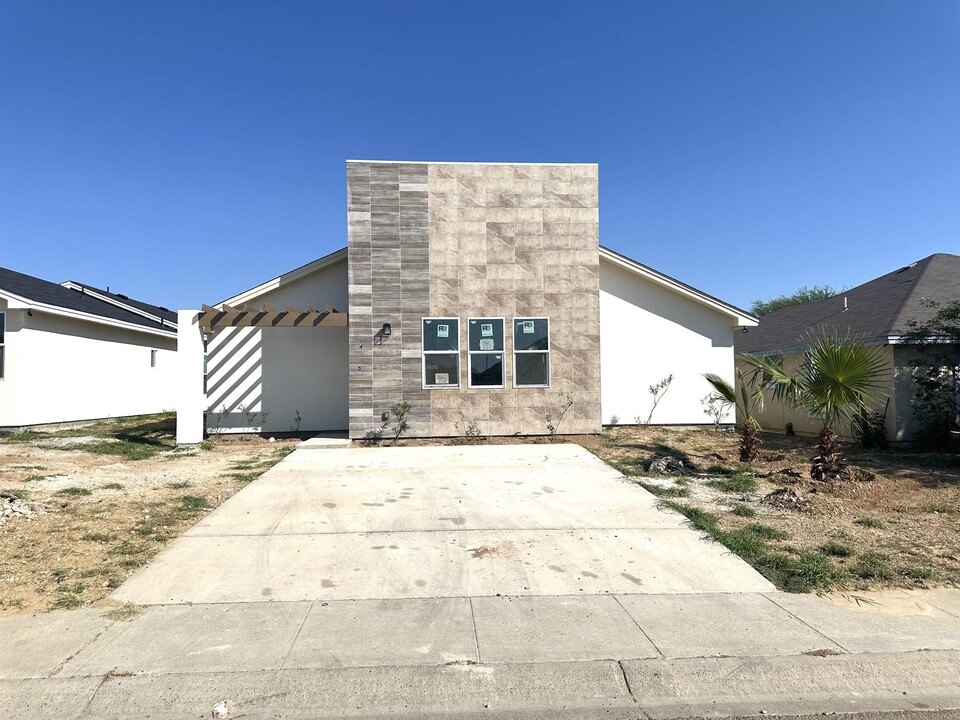 4405 Black Buck Cir in Laredo, TX - Foto de edificio