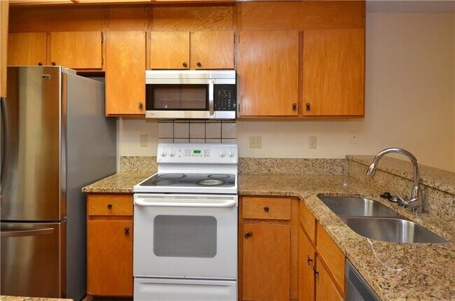 7122 Wood Hollow Dr in Austin, TX - Foto de edificio - Building Photo