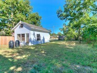 703 Dakota St photo'