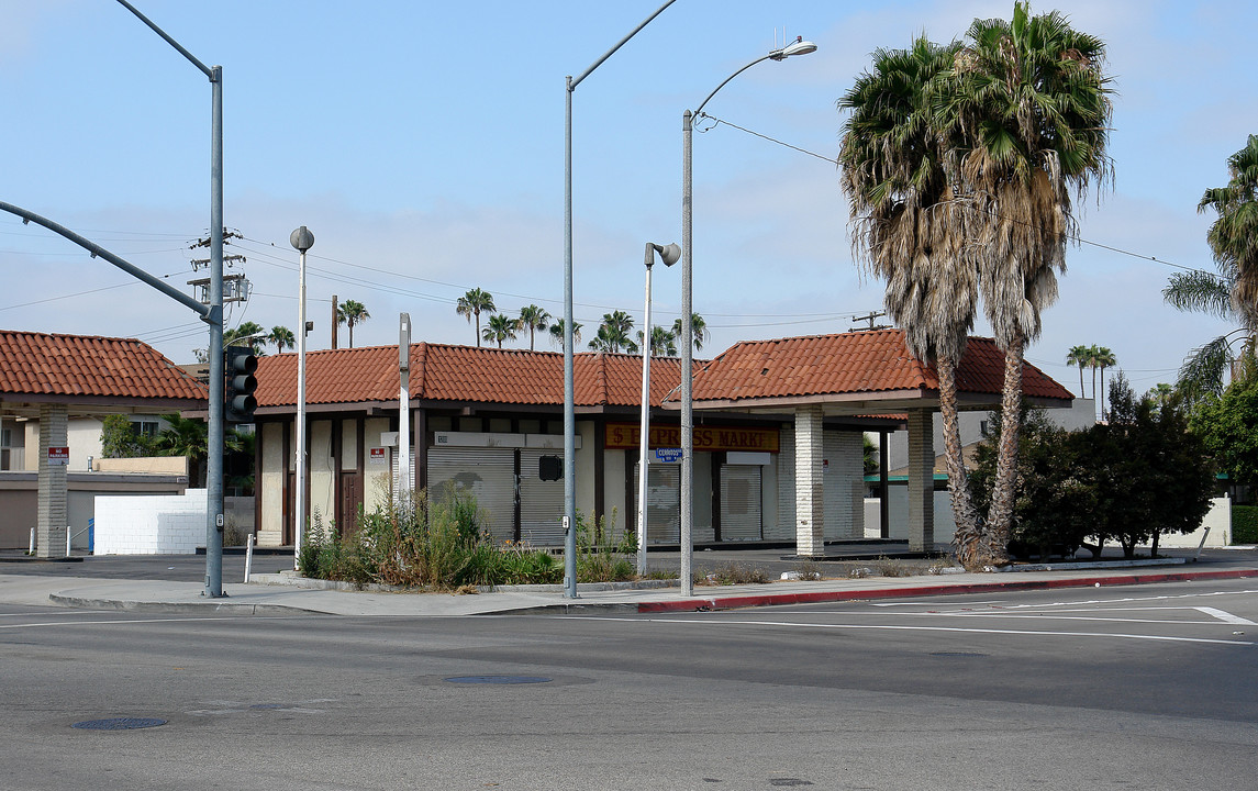 1200 W Cerritos Ave in Anaheim, CA - Building Photo