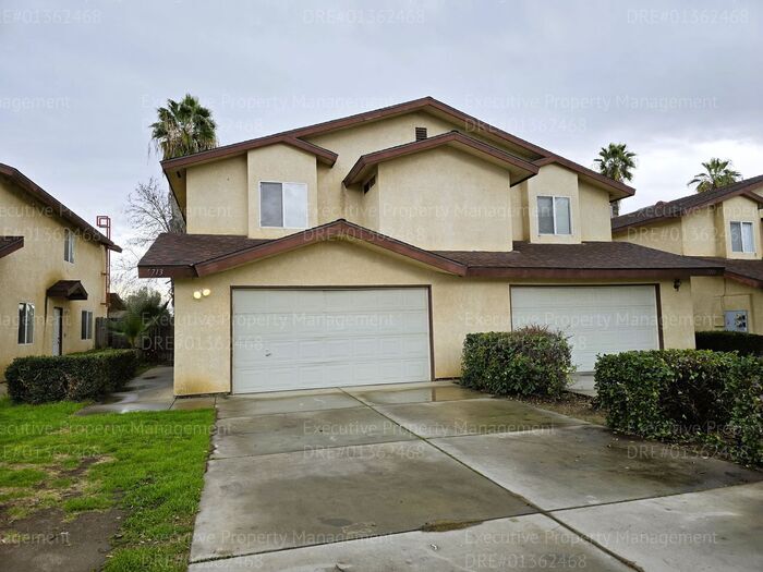 5713 Castlegate Ln in Bakersfield, CA - Building Photo