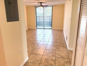 1690 SW 27th Ave, Unit 410 in Miami, FL - Foto de edificio - Building Photo