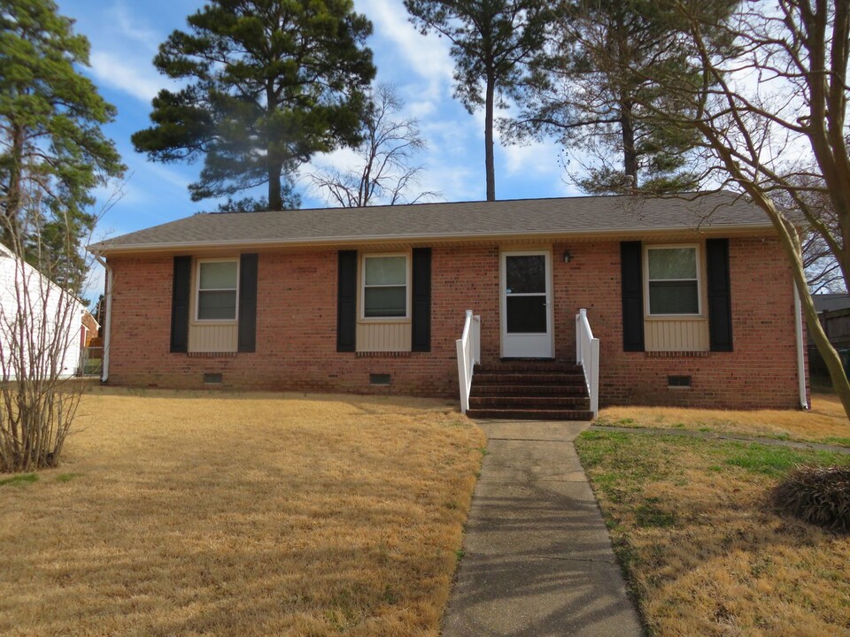 118 Sadler Ave in Colonial Heights, VA - Building Photo