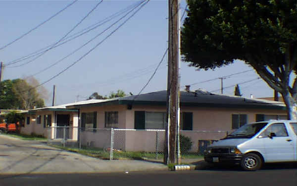 8202 Wilcox Ave in Cudahy, CA - Building Photo