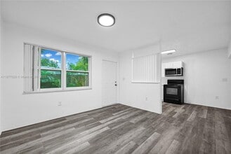 2435 Plunkett St in Hollywood, FL - Foto de edificio - Building Photo