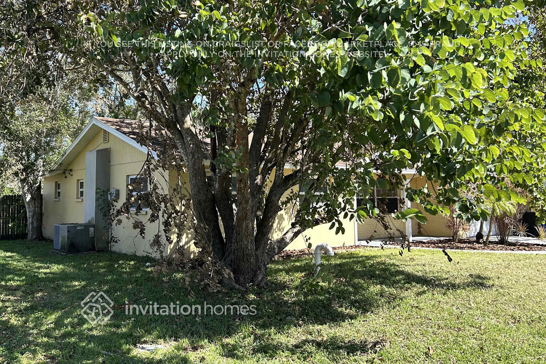 3659 Radnor Pl in Sarasota, FL - Building Photo