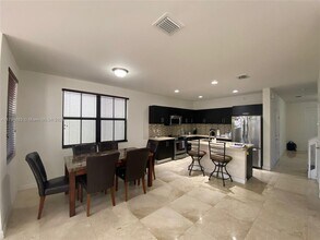 10336 NW 70th Terrace in Doral, FL - Building Photo - Building Photo