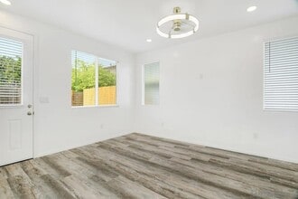 2077 Grove Ave in San Diego, CA - Foto de edificio - Building Photo