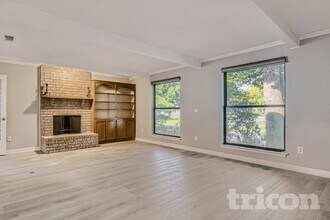 2819 Hedgeway Dr in Arlington, TX - Foto de edificio - Building Photo