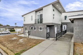 2242 Sea Breeze Dr in San Diego, CA - Building Photo - Building Photo