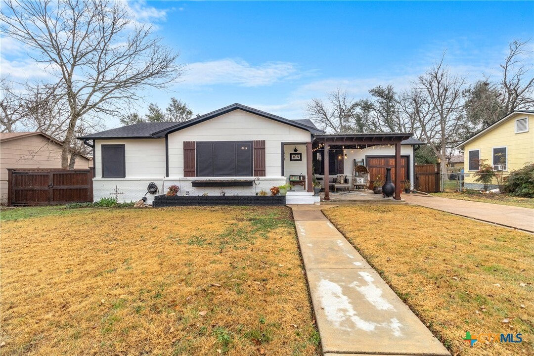 1011 Gilmore St in Taylor, TX - Building Photo