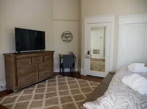 117 W 36th St, Unit 1 bedroom 1 bathroom in Savannah, GA - Foto de edificio - Building Photo