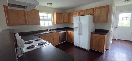 725 E Columbus Dr in Wharton, TX - Building Photo - Building Photo