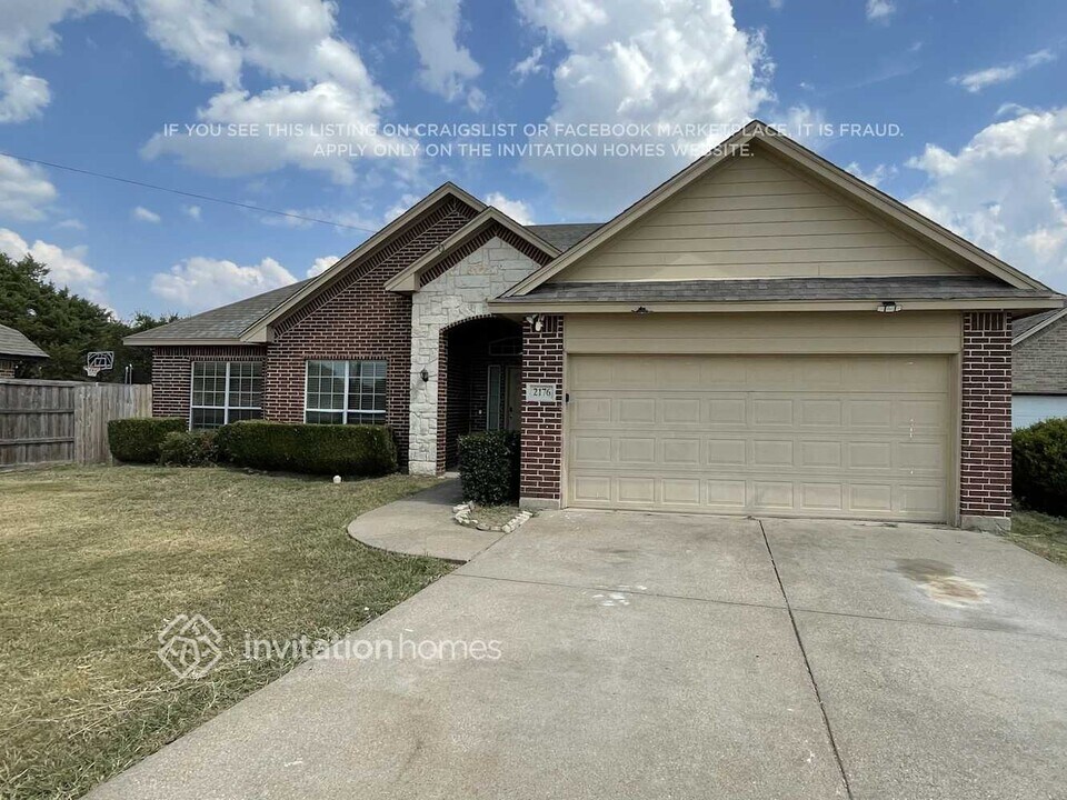 2176 Rogers Ave in Lancaster, TX - Building Photo