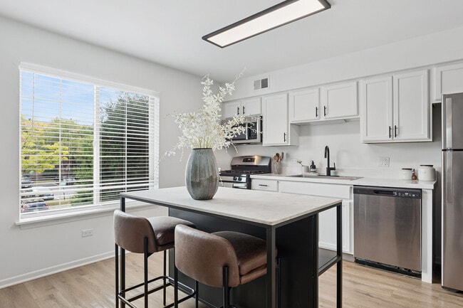 ReNew Poplar Creek in Hoffman Estates, IL - Building Photo - Building Photo