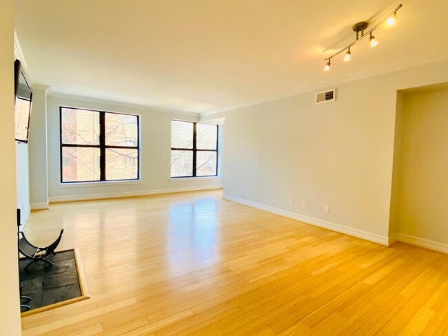 2501 K St NW, Unit 3B in Washington, DC - Foto de edificio - Building Photo