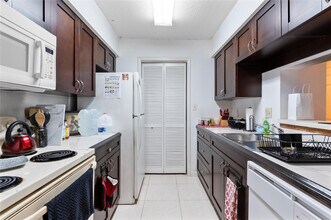 755 Riverside Dr in Coral Springs, FL - Building Photo - Building Photo