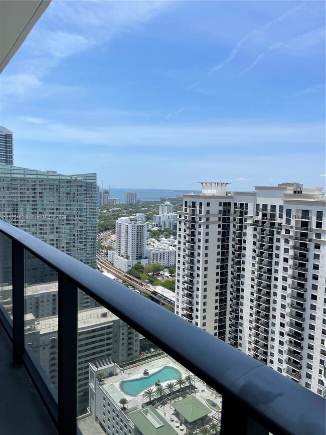 45 SW 9th St, Unit 3507 in Miami, FL - Foto de edificio - Building Photo