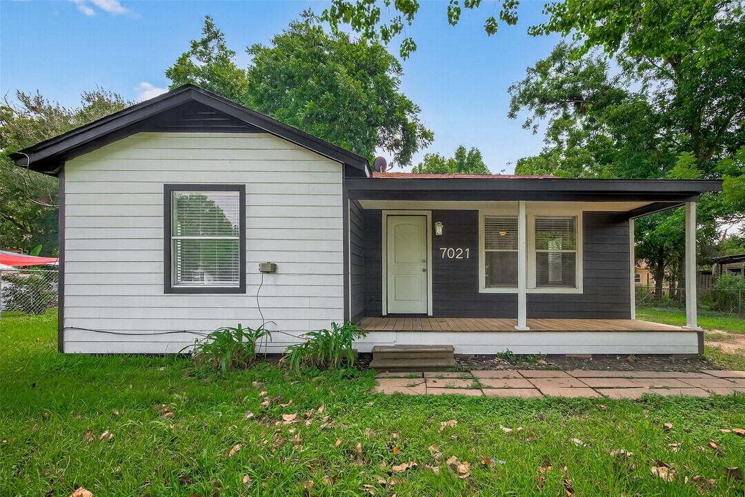7021 Oleander Ln in Hitchcock, TX - Building Photo
