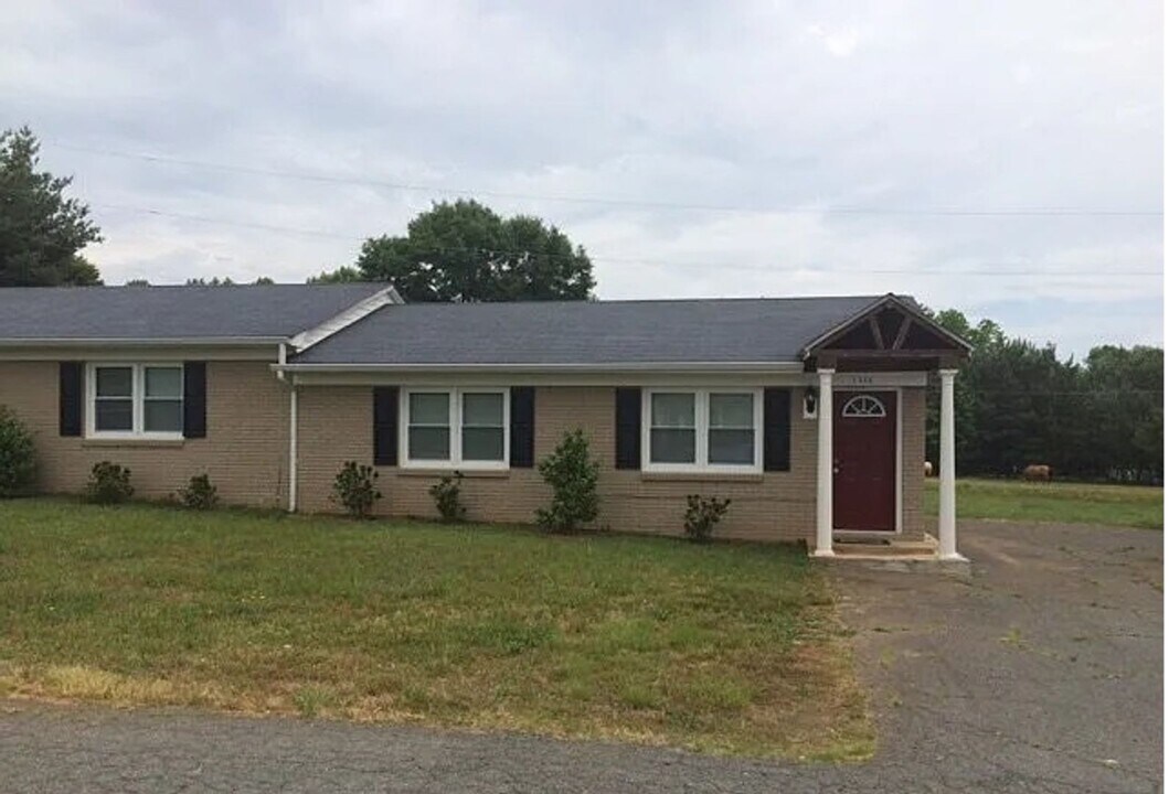 1323 Dartwood Ln in Stanley, NC - Building Photo