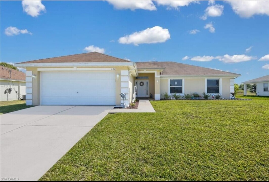 201 NW 20th Ave in Cape Coral, FL - Foto de edificio