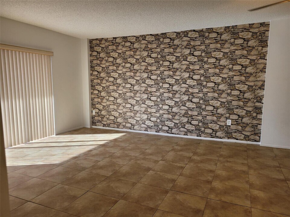 4158 Inverrary Dr, Unit 505 in Lauderhill, FL - Foto de edificio