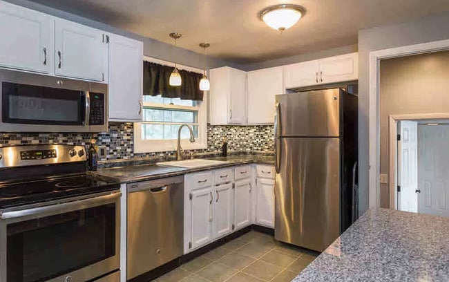 39 Coakley Rd in Portsmouth, NH - Building Photo - Building Photo