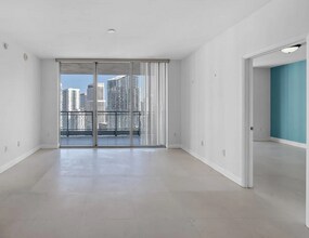 90 SW 3rd St, Unit 3202 in Miami, FL - Building Photo - Building Photo