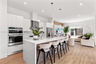 4301 NW 81st Ct in Doral, FL - Building Photo - Building Photo