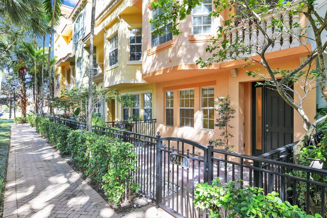2441 San Pietro Cir in Palm Beach Gardens, FL - Building Photo